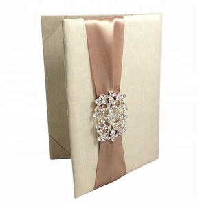 การ์ดเชิญงานแต่งงานทำจากผ้าไหมดูปิโอนีสวยหรูสำหรับวันพิเศษของคุณ - Product Image 1