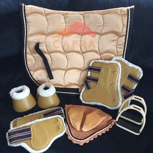 Juego de Silla de Montar Color Marrón Dorado con Estribos, Botas, Red para Orejas y Forro de Tela - Product Image 1