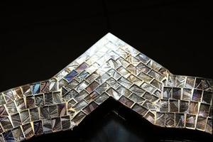 Miroir mural en mosaïque en métal de luxe moderne au design incurvé de nouveau style pour les hôtels et les restaurants de salon accessoires à usage domestique - Product Image 2
