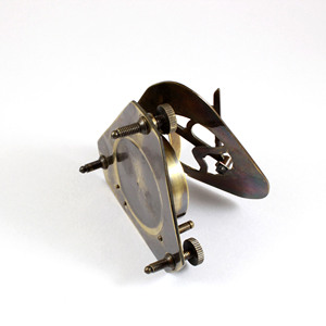 เข็มทิศนาฬิกาแดดทองเหลืองโบราณทำด้วยมือของขวัญแปลกใหม่แก้วสามเหลี่ยมดีไซน์ยุโรปทำจากโลหะอัลลอยคาลิรอน - Product Image 5