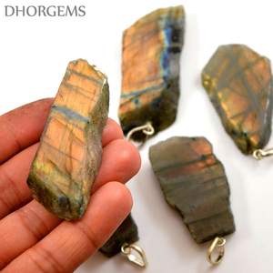 Pendentif en tranche de pierre précieuse naturelle Labradorite Feu Doré Dhorgems, minéral, avec changement de couleur, en provenance du Rajasthan, vente en gros - Product Image 6