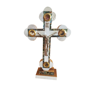 Crucifijo de Jesús de Pie Tallado a Mano en Madera de Olivo con Madreperla de Tierra Santa, desde Jerusalén - Product Image 1