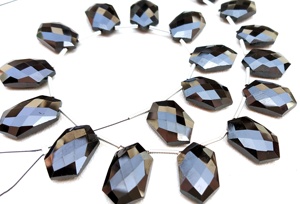 Fabricant en gros de perles de Briolette à facettes en forme d'hexagone, spinelle noire naturelle de haute qualité - Product Image 3