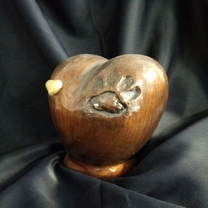 Urna de cremación para mascotas de estilo americano en forma de corazón al mejor precio con suministros funerarios de pata grabada - Product Image 1