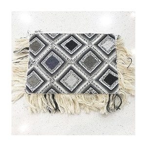 Sac à main trapèze bohème ethnique de créateur pour femme, pochette unique et tendance en toile avec doublure en coton, fermeture éclair et perles, modèle unique - Product Image 1