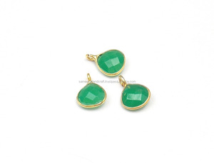 Forme de coeur de pierre précieuse d'onyx vert avec la fabrication de bijoux plaqués or connecteur de lunette de charme à facettes à la main - Product Image 2