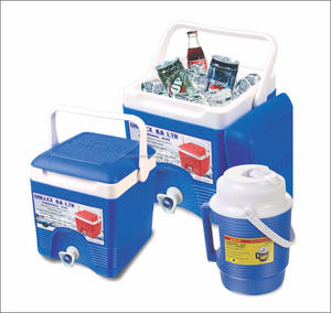 Ensemble de 3 carafes isothermes en plastique très vendues pour le camping et les activités de plein air - Product Image 1