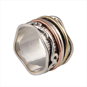 Anillo de Meditación Shree Jaipur, Hecho a Mano por Artesanos, Plata de Ley 925, con Amatista y Mezcla de Metales de Tres Tonos (Latón y Cobre) - Product Image 2