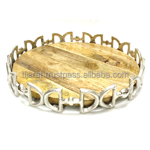Plateau de présentation décoratif de table de luxe en bois de manguier de forme ronde avec poignées en métal avec logo personnalisé - Product Image 2