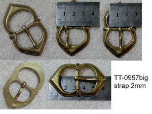 Boucle en laiton médiévale historique Tiger Touch TT-0957B 1470-1650, sans nickel, travail manuel pour la confection de costumes et les reconstitutions historiques - Product Image 2