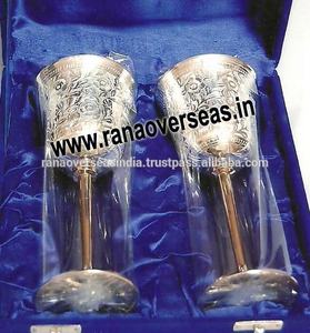 Verre à champagne vintage en argent plaqué avec un design gravé élégant, parfait pour les fêtes de mariage et la décoration de bar à domicile de luxe - Product Image 2