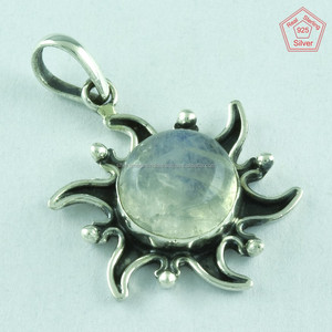 Élégant pendentif en argent sterling 925 avec pierre soleil et arc-en-ciel et lune Religieux indien Bijoux en argent fin de collection - Product Image 2