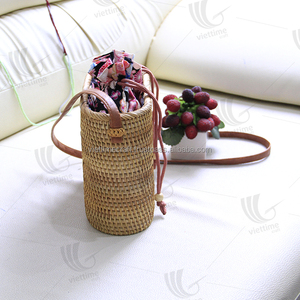 Bolso de Playa de Ratán de Nuevo Estilo con Asas Largas de Cuero y Decoración de Cadena, Tipo de Cierre de Solapa - Product Image 3