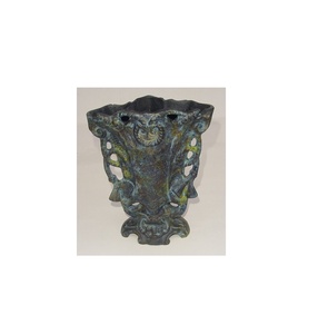 Jarrón de Flores de Diseño Antiguo - Product Image 1
