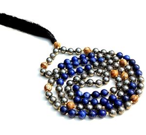 Collier unisexe en pierres précieuses faites à la main de style bohème avec un pompon en soie noué, perles naturelles assorties, lapis-lazuli de 8 mm - Product Image 1