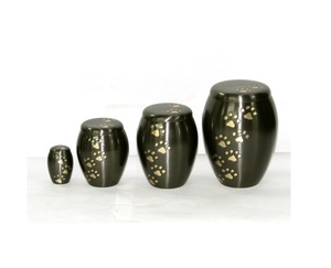 โกศบรรจุอัฐิสัตว์เลี้ยงแบบอเมริกัน ดีไซน์เนอร์ออกแบบ ทำจากทองเหลือง ผิวเคลือบด้านสีดำ พร้อมลายพิมพ์สีทองเหลืองด้านสำหรับใส่เถ้ากระดูก - Product Image 2