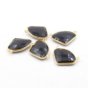 Pendentif en argent sterling 925 plaqué or, forme triangulaire en onyx noir, fabrication artisanale de bijoux - Product Image 4