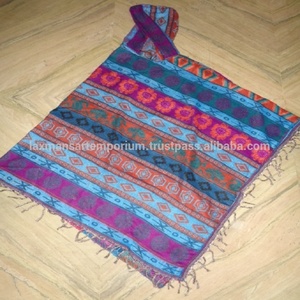 Poncho Indio con Capucha Unisex para Invierno, Mezcla de Estampados y Colores - Product Image 4