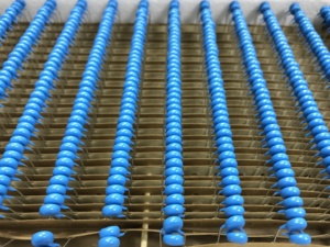 ตัวเก็บประจุเซรามิกแบบมีรูทะลุ X1Y1 ยี่ห้อ SHM รุ่น X1400 Y1250 102M สีฟ้า สำหรับงานจ่ายไฟ 250/400VAC -25~125 - Product Image 4