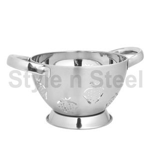 Ustensile de passoire à fraises en acier inoxydable utilisé pour filtrer les aliments tels que les pâtes ou le riz ou pour rincer les légumes et les fruits - Product Image 1