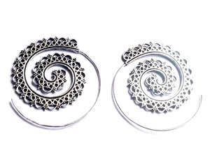 Boucles d'oreilles créoles en spirale de style religieux bohème de créateur indien Léger plaqué argent motif numéro perles diamants laiton - Product Image 1