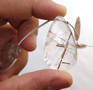 ลูกปัด Briolette ควอตซ์ผมแท้ทำจากแร่ทองแดงธรรมชาติรูปทรงแฟนซีไม่ซ้ำใครคุณภาพยอดเยี่ยม1เส้น - Product Image 4