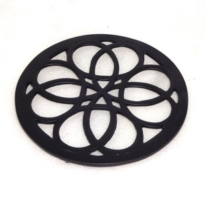 Dessous de plat décoratif noir mat en métal de forme ronde, résistant à la chaleur - Product Image 1