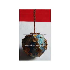 Boules artisanales, décorations brodées pour arbre de Noël - Product Image 1