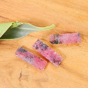 พลอยโรโดไนต์ทรงสี่เหลี่ยมมุมฉาก13x4มม. อัญมณีสีชมพูแดงหลวมสำหรับสร้อยคอใช้เป็นทางเลือก - Product Image 2