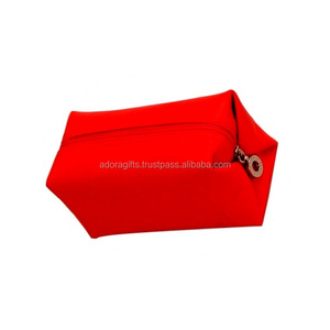 Sac à cosmétiques de voyage en cuir avec fermeture à glissière et style décontracté grande capacité pour les femmes cadeau de mariage et vente en gros - Product Image 1