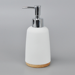 Distributeur de savon poly conique avec base en bois massif - Product Image 1