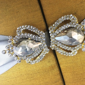 เข็มกลัดมงกุฎที่สง่างามประดับโฟลเดอร์คำเชิญงานแต่งงานตกแต่งที่สวยงามสำหรับโอกาสพิเศษ - Product Image 3