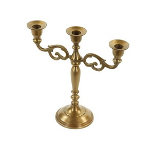 Candelabro Alto de Latón de Tres Brazos, Diseño Fantástico, Color Dorado, Forma Personalizada, al Precio Más Bajo - Product Image 1