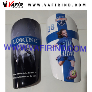 Personnaliser le protège-tibia de football de haute qualité avec des matériaux en fibre de carbone et en polyester - Product Image 3