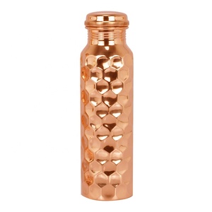 Botella de agua de cobre puro de alta calidad con diamantes martillados, espejo pulido por acentos Axiom para el hogar - Product Image 1