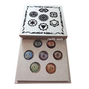 Juego de Piedras de Cuarzo Talladas al por Mayor con Diseño Grabado Estilo Amor, Caja de Regalo de Madera, Origen India, Piedras Curativas de 27-32 mm - Product Image 2