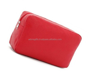 Bolsas de maquillaje de cuero rojo brillante de lujo con cierre de cremallera para cosméticos - Product Image 1