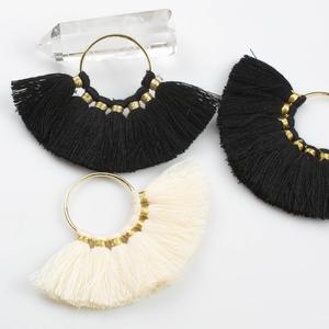 Pompons de ventilateur tendance et élégants sur supports en laiton. Parfait pour les boucles d'oreilles - Product Image 1
