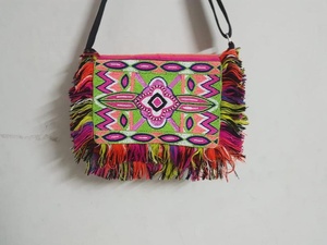 Bolso de hombro de estilo bohemio para mujer, bolso de cuentas de tela con patrón personalizado con bordado y decoración de borlas - Product Image 2