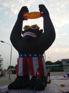 2025 Chine chimpanzé géant gonflable populaire <span class=keywords><strong>orang</strong></span>-outan modèle avec des lunettes jaunes Offre Spéciale pour l'utilisation de fête - Product Image 2