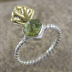 Belle bague en argent sterling 925 avec un design de couronne torsadée et une pierre précieuse de péridot brut, tendance, bijoux fins pour femmes, exportateur - Product Image 1