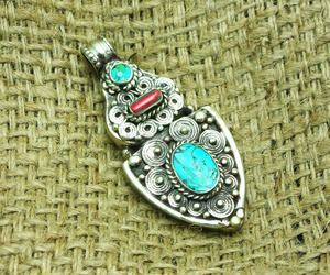 Colgante nepalí de latón con piedras turquesa, hecho a mano diseño Vintage, joyería tibetana - Product Image 1