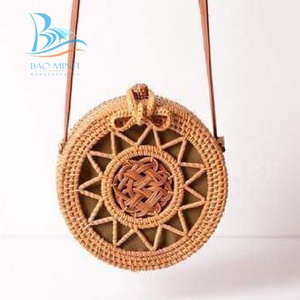 Nuevo estilo Vietnam Rattan Handicraft Bolso de hombro de moda para mujer Correa única con patrón de flores de mimbre y decoración de lazo - Product Image 1