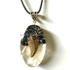 Pendentif ovale en sélénite et tourmuline noire avec cordon noir - Product Image 1