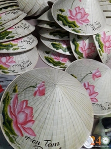 หมวกทรงกรวยไม้ไผ่ทาสีคุณภาพสูง เป็นมิตรกับสิ่งแวดล้อม/ลายดอกไม้ ของที่ระลึกเวียดนาม น็อนลา 2024 - Product Image 6