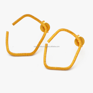 Pendientes de tuerca finos de Plata de Ley 925 Diseño único chapado en oro Regalo de boda de moda para fiestas - Product Image 1