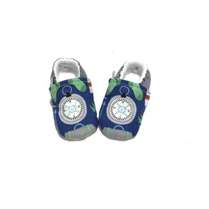 Bottines de marque en coton biologique pour bébé, accessoires de fête prénatale personnalisés - Product Image 1