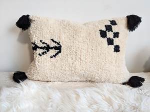 Housse de coussin décorative en laine marocaine Beni Ourain 50 "x 18" Coussin du Maroc pour hôtels - Product Image 2