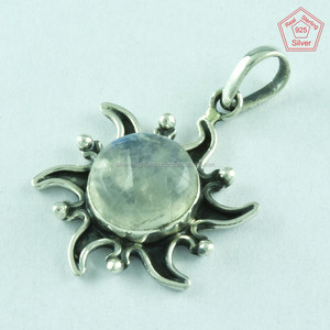 Élégant pendentif en argent sterling 925 avec pierre soleil et arc-en-ciel et lune Religieux indien Bijoux en argent fin de collection - Product Image 3