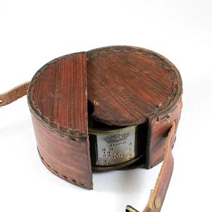 นาฬิกาแดดกลองทองเหลืองทะเลพร้อมเข็มทิศทิศทางโลหะทนทานและหนังวัสดุโลหะผสมสำหรับทุกสภาพอากาศ - Product Image 5